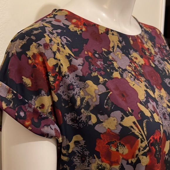 Round Neck, Short Sleeve - Picture 2 of 5